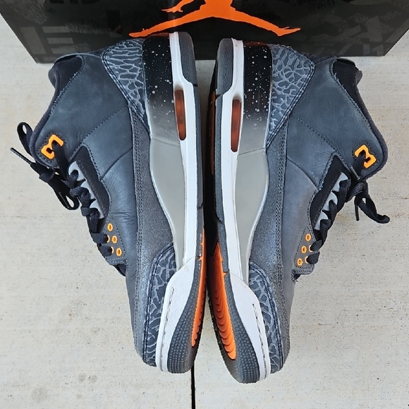 Air Jordan 3 Retro Sneakers - Picture 6 of 11